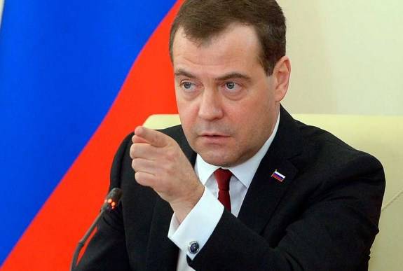 Медведев не исключил увеличения долгов по зарплате