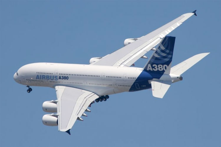 Airbus сокращает производство своего суперсамолета A380