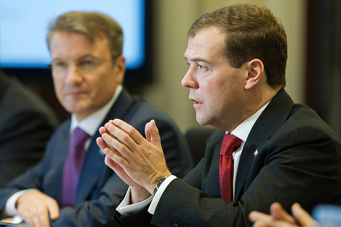 Греф и Медведев обсудили поддержку автопрома