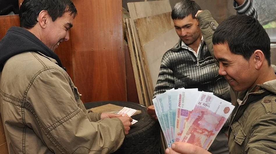 «Справедливая Россия» предлагает уравнять зарплату граждан РФ и мигрантов