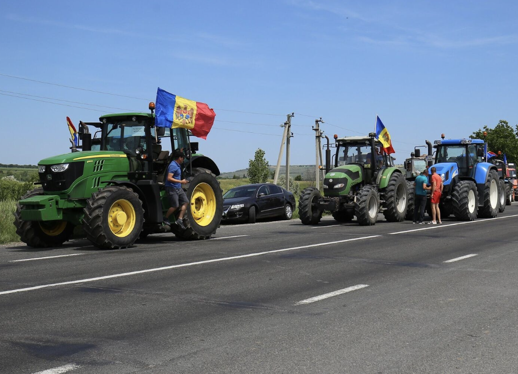 Митингующие молдавские фермеры въехали в Кишинев на тракторах