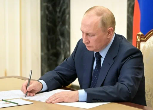 Путин разрешил “Бюрократу” выкупить 127,1 млн акций “Джей энд Ти банка”