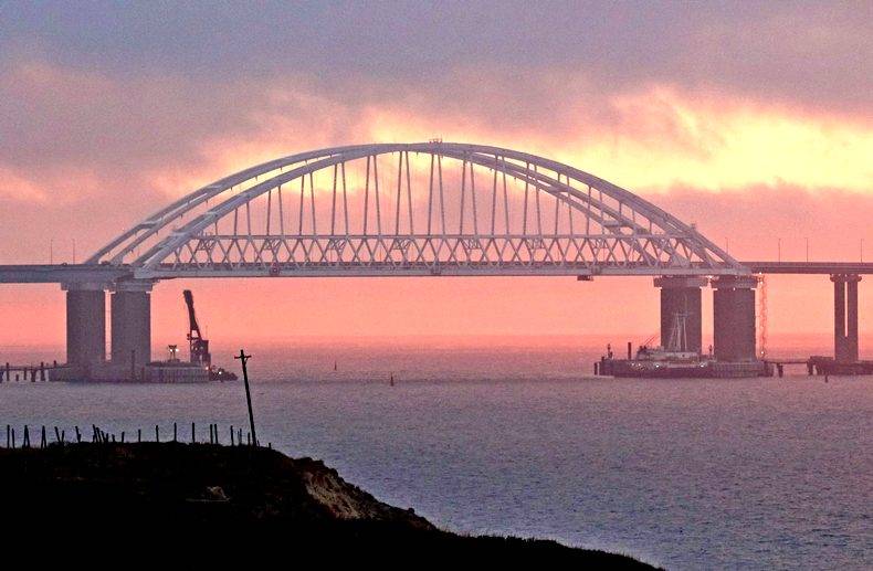 К пробке на Крымском мосту «подтянут» военные десантные корабли