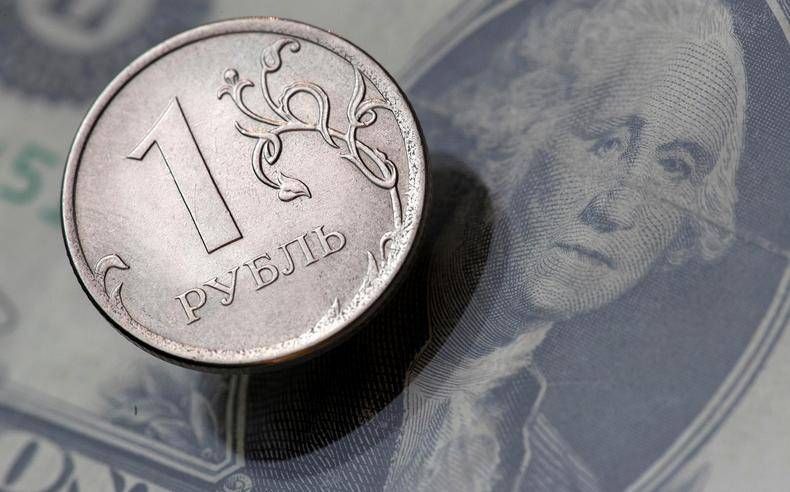 От рубля ждут сотню за доллар
