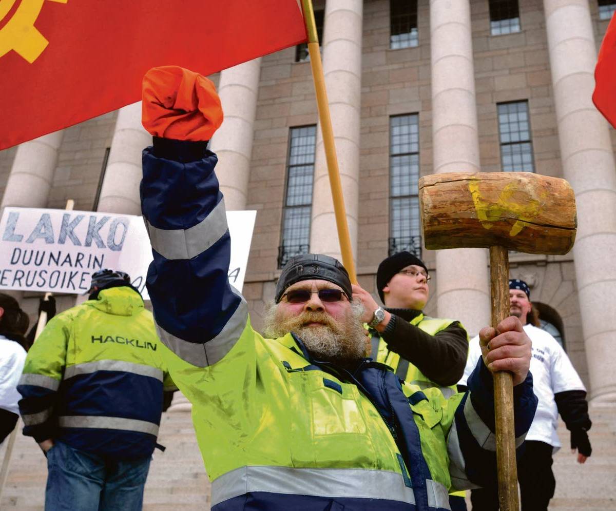 Финляндия отмечает вступление в НАТО забастовками протеста