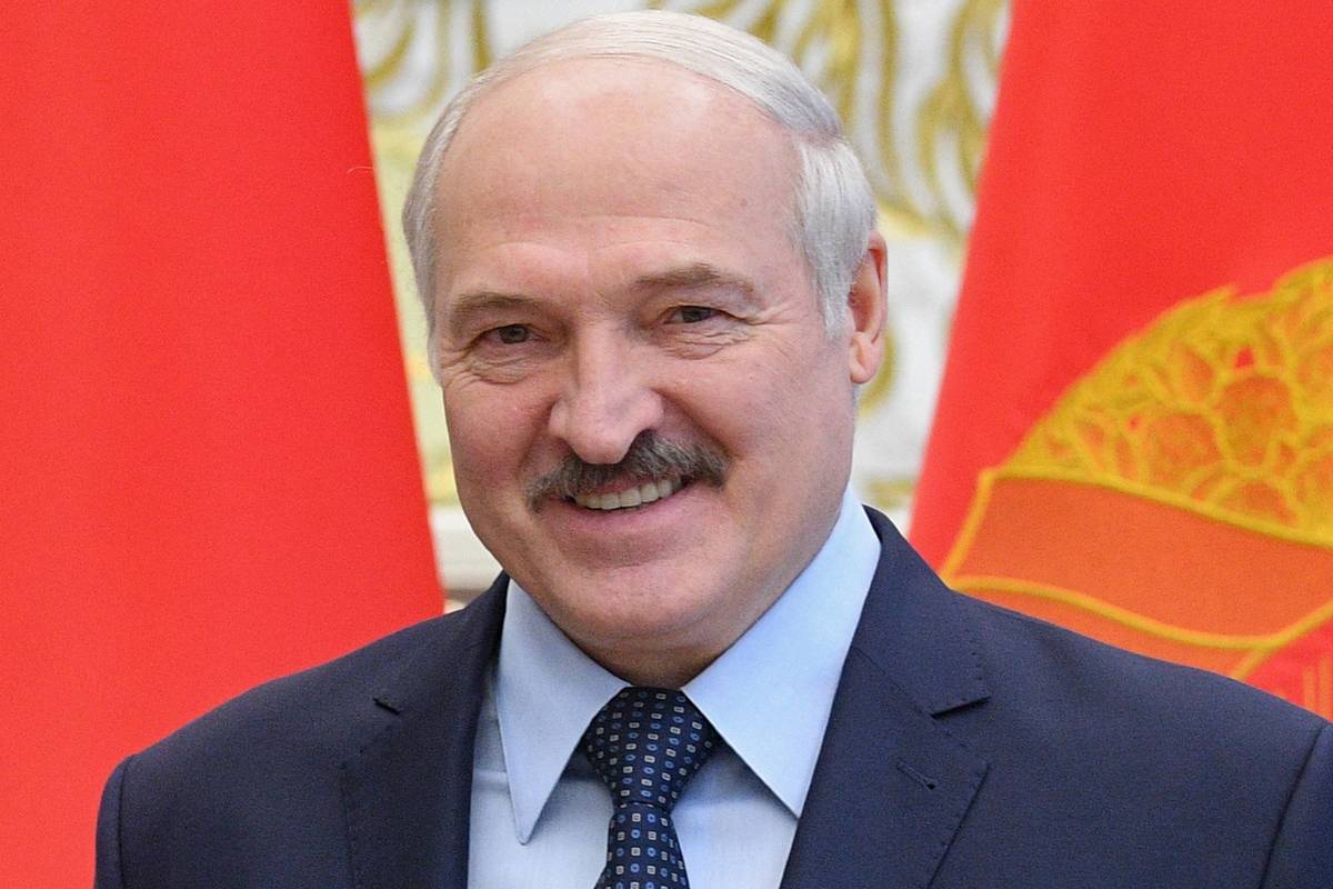 Лукашенко: экономика США «держится на бумажках»
