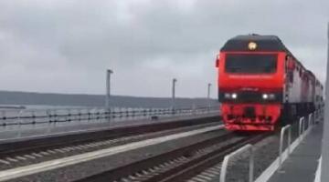 Двухэтажный пассажирский состав проехал по Крымскому мосту
