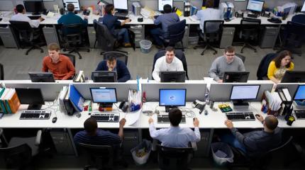 Компании начали массово выживать россиян с рабочих мест