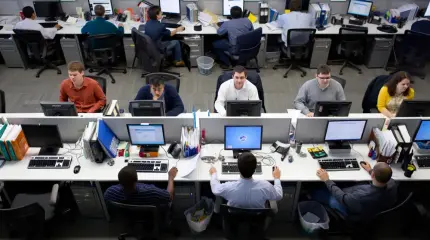Компании начали массово выживать россиян с рабочих мест