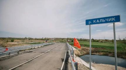Новая Россия строит дороги, выращивает огурцы и готовится к посевной