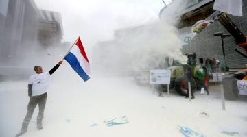 В Брюсселе фермеры распылили тонну сухого молока на здание Совета ЕС