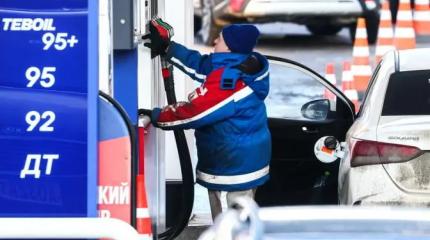 Удары по НПЗ или мировые цены — что сильнее бьет по бензину