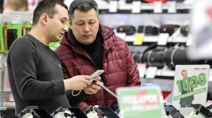 «Деньги дороже понтов»: Куда и почему обрушился рынок гаджетов