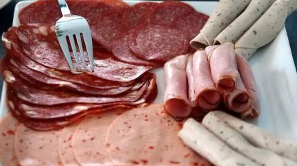 После майонеза — очередь за колбасой: в России предложили новые запреты