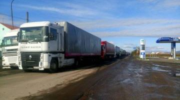 Более тысячи грузовиков не могут въехать в Литву из Белоруссии