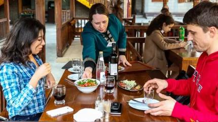 Будущее — за чайханами. Предпочтения россиян задают Кавказ и мигранты