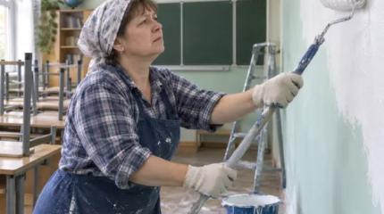 «Или крась, или уходи»: как педагогов превращают в бесплатных рабочих