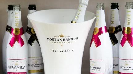 Французы без шампанского: парализована работа 26 винных компаний