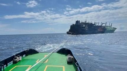 Взорванный российский газовоз взяли на тросы: дрейф завершен