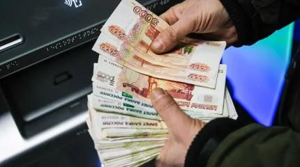 Деньги уходят в нал: С чем связан массовый отток средств со счетов?