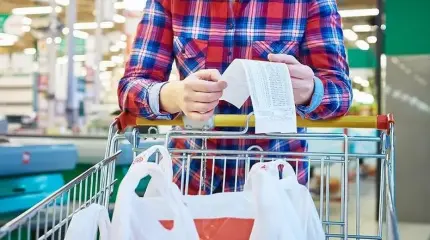 В магазинах стали отказывать в покупке продуктов на кассе: как это работает