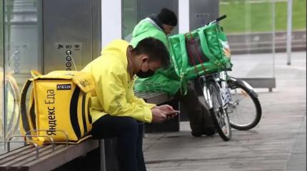 Таскайте сами: запрет мигрантов ставит доставку Петербурга на колени