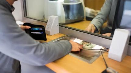 Деньги бегут из России: переводы россиян за границу взлетели вдвое за полго