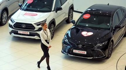 Автосалоны надеются на Новый год, покупатели — на скидки. Склады забиты