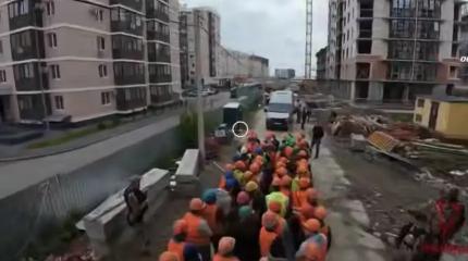 Супермеры против мигрантов: дроны-охотники зачищают стройки от нелегалов Супермеры против мигрантов: дроны-охотники зачищают стройки от нелегалов
