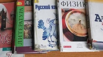 Драные учебники и нищета учителей: родители Омска пожаловались губернатору