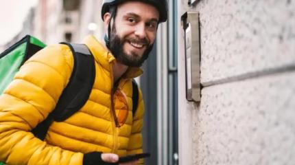 Новая элита рынка труда: в России назвали уровень зарплат курьеров