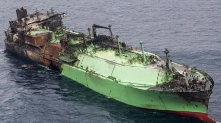 Взорванный российский газовоз сносит к нефтяным платформам