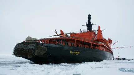 Не дошел до терминала: два атомных ледокола России не помогли СПГ-танкеру на СМП