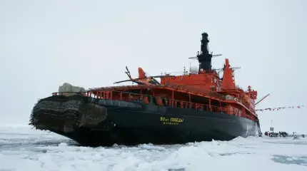 Не дошел до терминала: два атомных ледокола России не помогли СПГ-танкеру на СМП