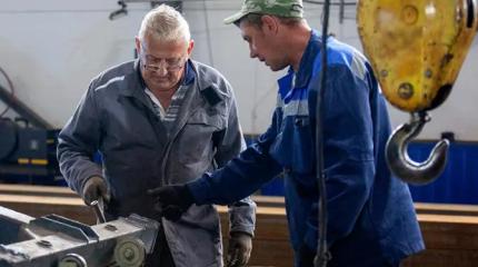 В цех идут одни старики: Рынок труда России держится на пожилых работниках