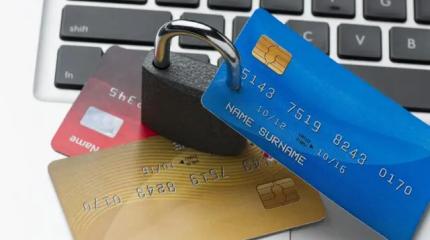 Даже между своими счетами: россиянам массово блокируют денежные переводы