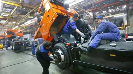 Тягачи не тянут, самосвалы встали, грузовики не покупают. А что и куда вози