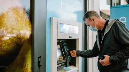 Россиянам ограничат внесение наличных через банкоматы