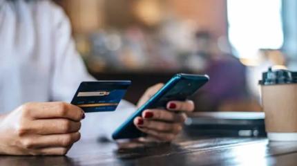 Беспощадная заморозка счетов: россиянам начали массово блокировать переводы