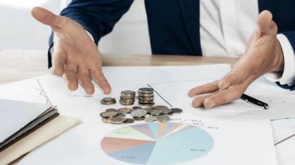 Россияне рекордно забирают валюту из банков