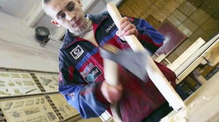 Стране нужны работники — столяры и плотники: школьников послали к станку