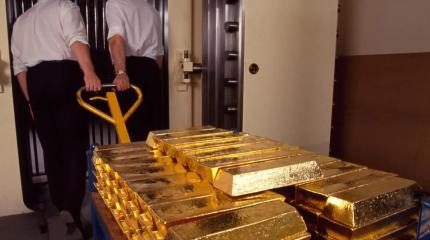 Россия начала продавать золото десятками тонн: в чем причины