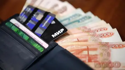 Наличные под рукой: почему россияне не спешат расставаться с купюрами