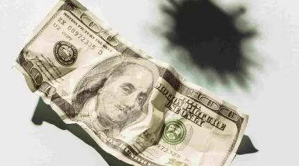 Рубль на пути к 100 за доллар: сработает ли валютное проклятие августа