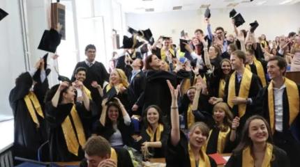 Диплом – в урну: выпускники вузов массово подаются в рабочие