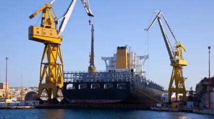 Бензиновый экспорт под ударом: поставки топлива из РФ за рубеж упали в разы