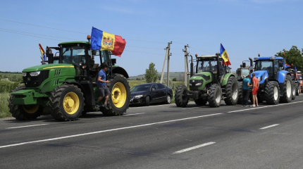 Митингующие молдавские фермеры въехали в Кишинев на тракторах