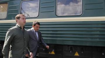 Медведев потребовал возобновить продажу билетов в плацкарт