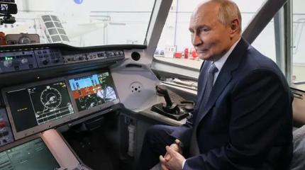 «Хотелось бы быстрее»: Путин примерил кресло пилота «Суперджета»