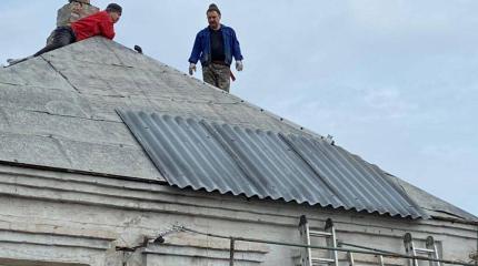 Православные волонтёры восстанавливают частные дома в Мариуполе